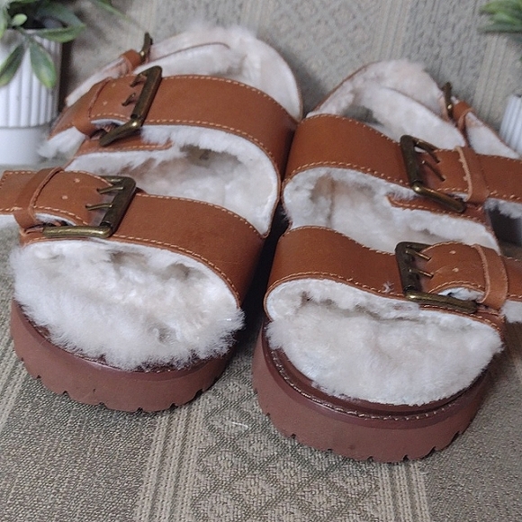 Madewell Shearling Lined Buckle Sandals - Picture 10 of 16